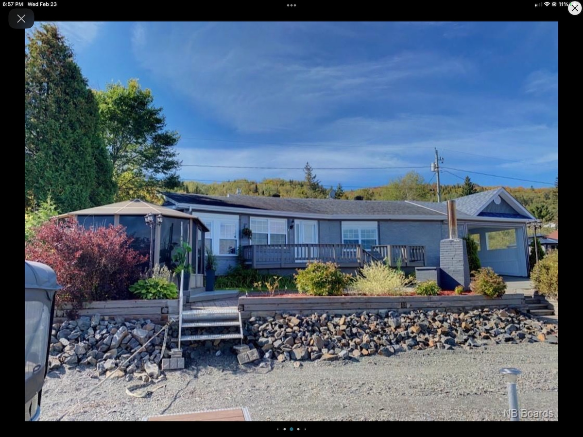 Four Seasons Lakefront Cottage on Lac Baker, NB