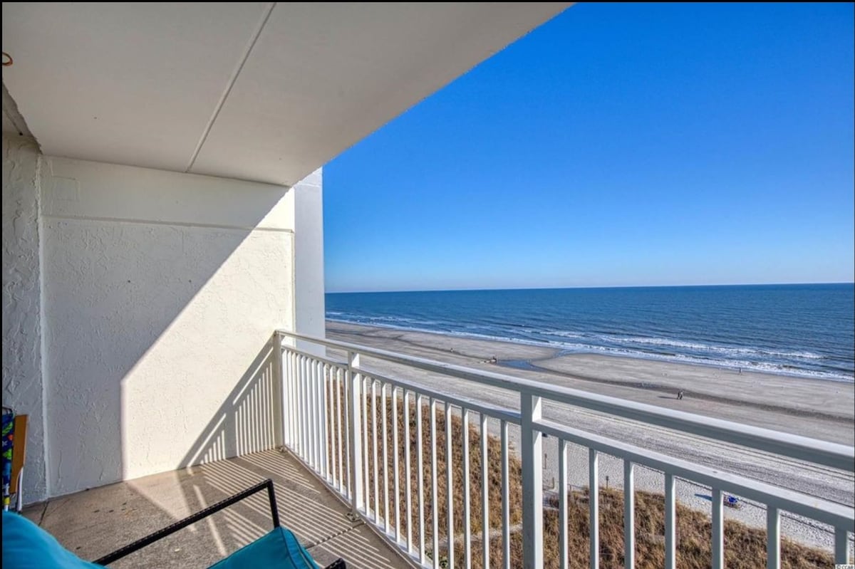 Cozy Ocean Front Condo with Beach View