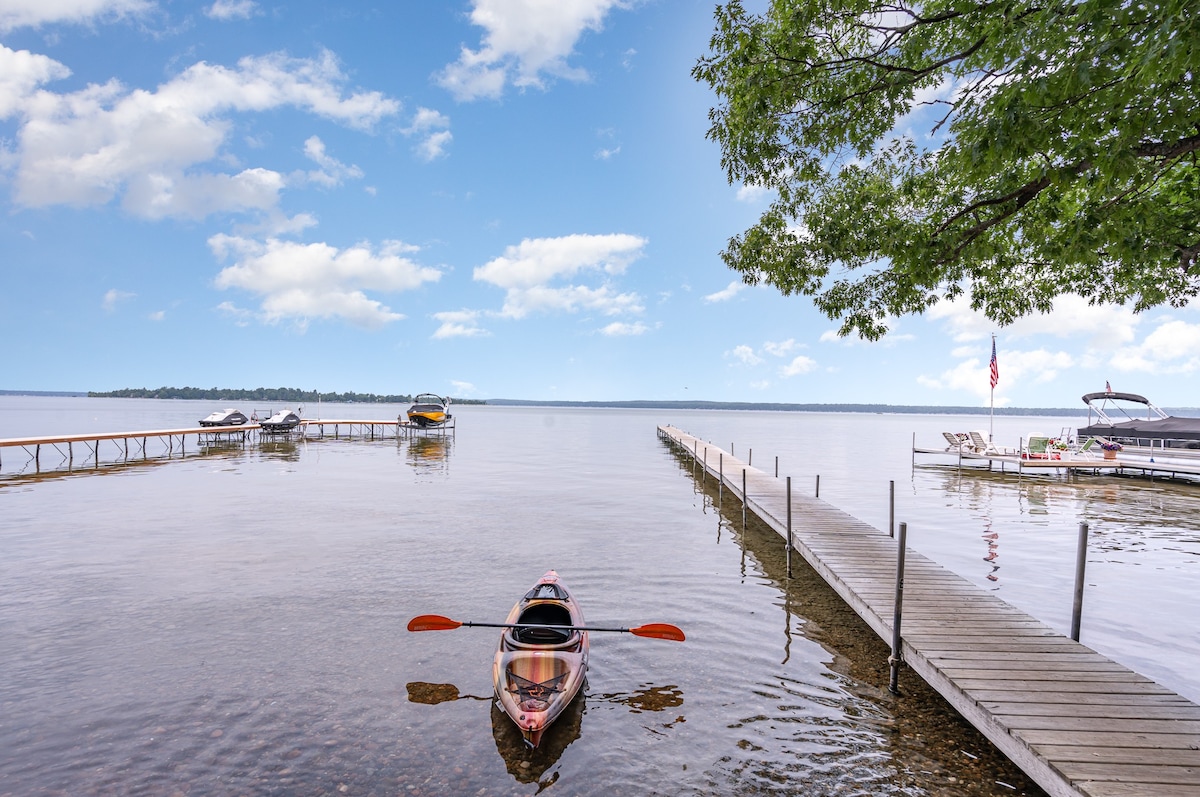 Charming Higgins Lake Getaway | Lake Views + Kayak