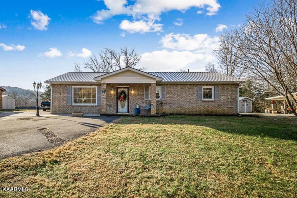 Peaceful Home On A Hill In Cookeville