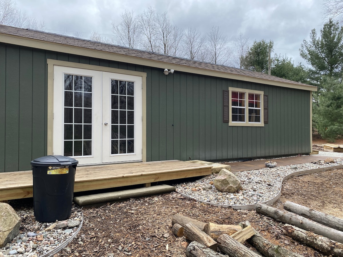 Cute & cozy 1 bedroom cabin with patio & firepit!