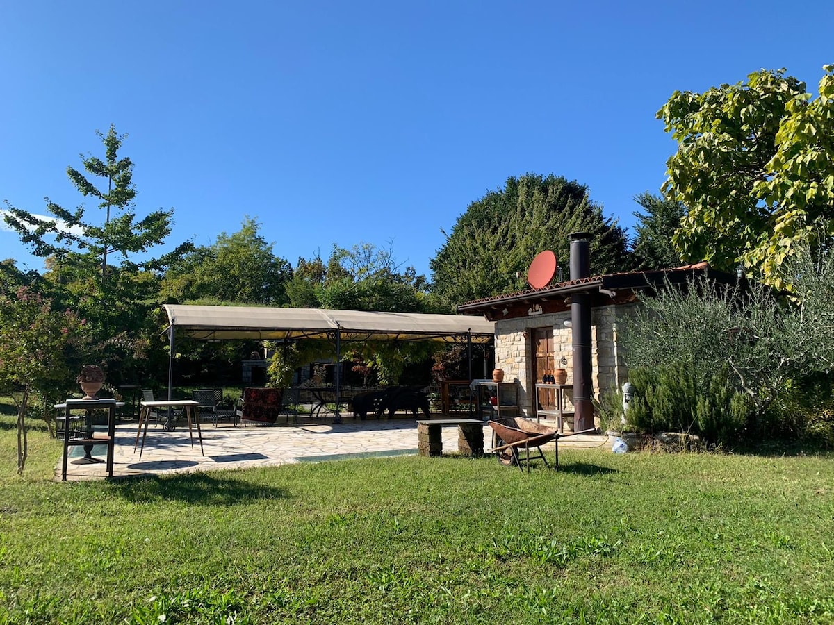 Taverna in zona collinare, ideale per grigliate