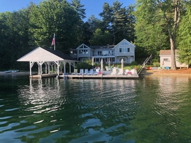 温尼佩索基湖（ Lake Winnipesaukee ）上的7卧室大型住宅和码头