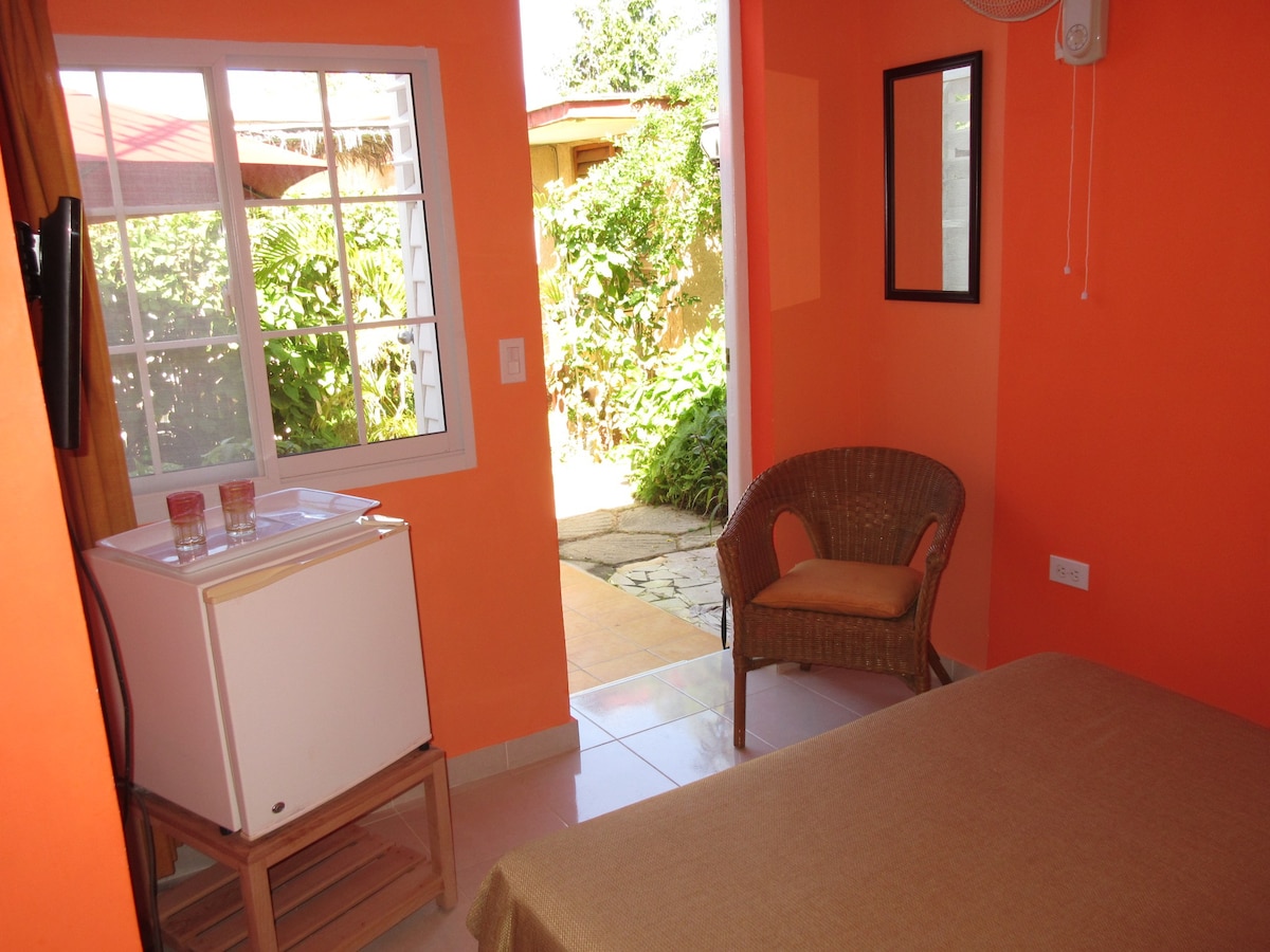 巴拉德罗海滩和漂亮的花园- Orange Room