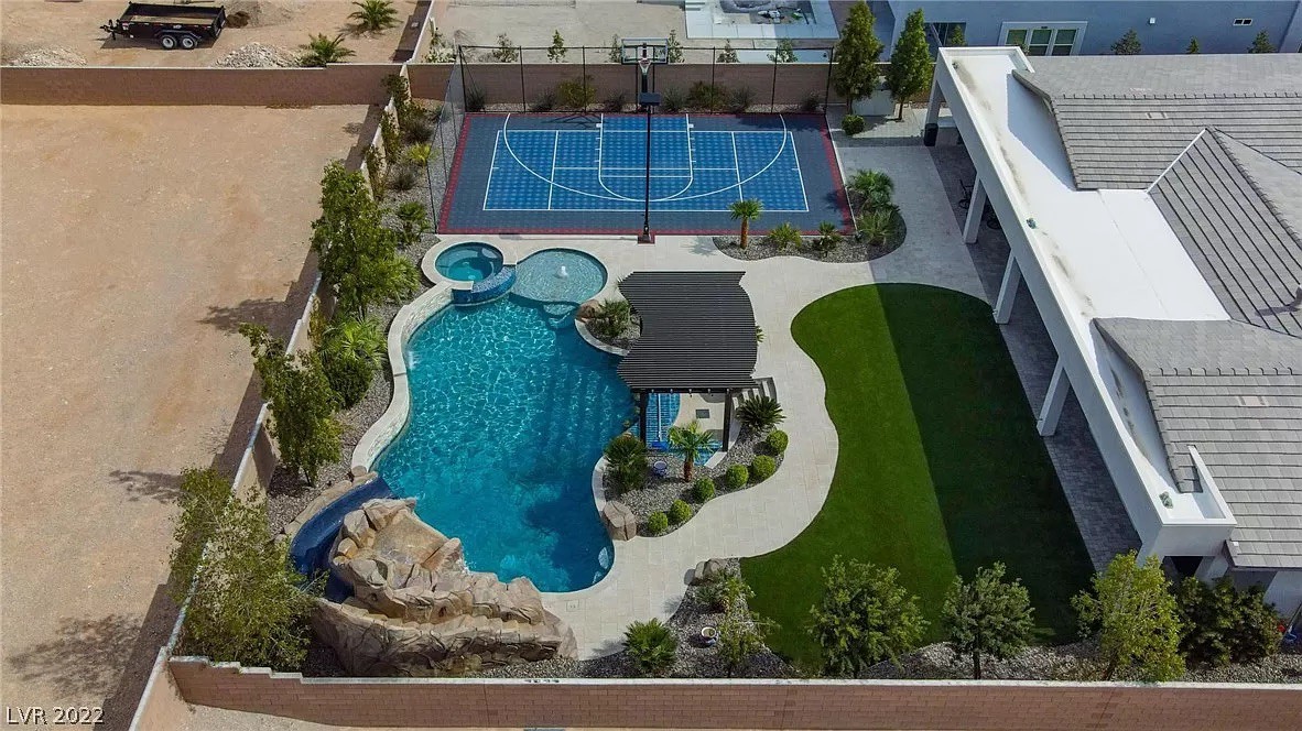 Next to Strip, Heated Pool, Hot Tub, Sports Court!