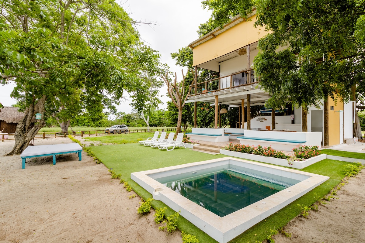 Paz Natural Piscina Playa Y Arbol