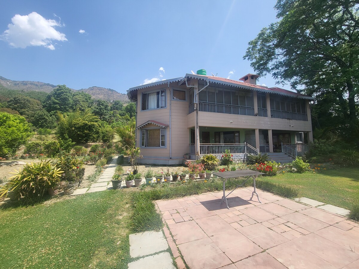 Octaganol3 bedroom villa with an amazing hill view