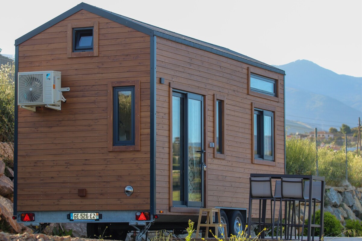 Tiny house in nature with horses & swimming pool