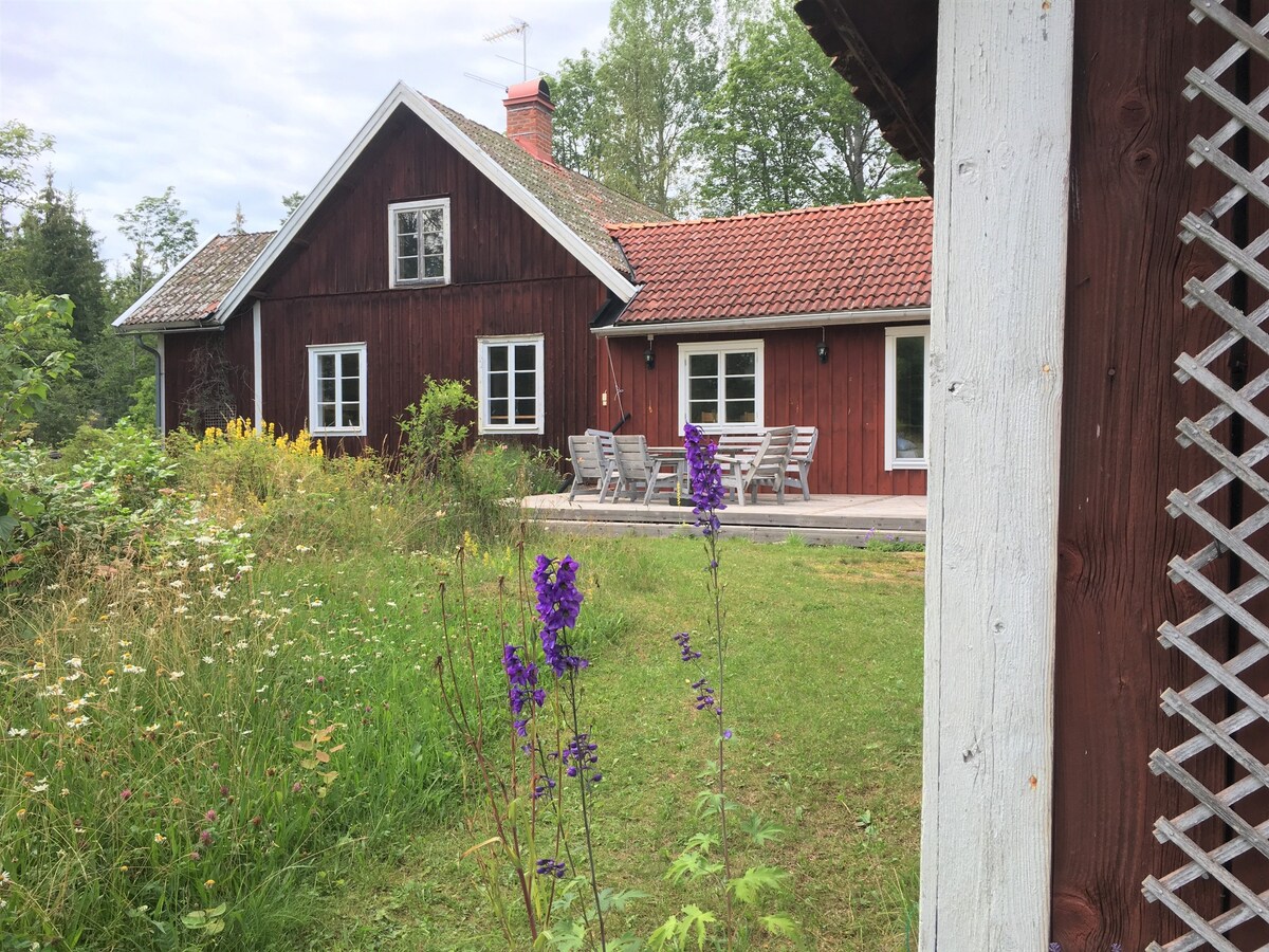 Rymligt sommarhus mitt i naturen nära Vättern