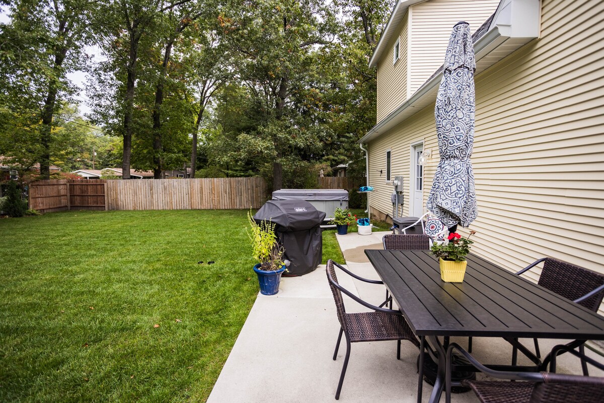 Cheerful 4 Bedroom Home with Hot Tub