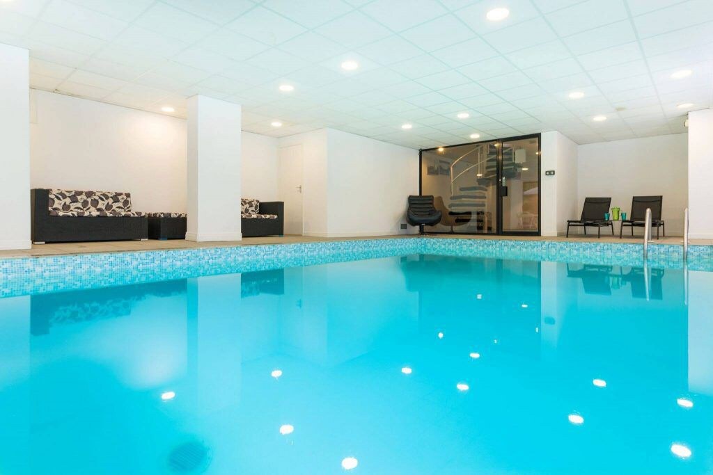 带休闲泳池和热水浴缸曼彻斯特的豪宅