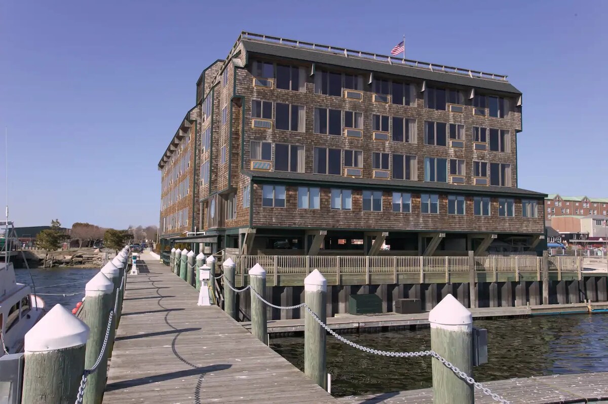 Water Front 1BR Condo, Downtown Newport location