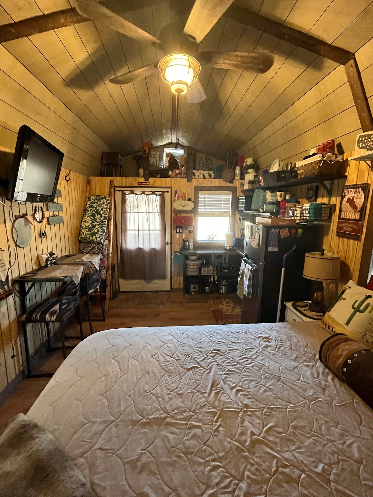 Quaint 1-Bedroom Western Themed Private Bunkhouse