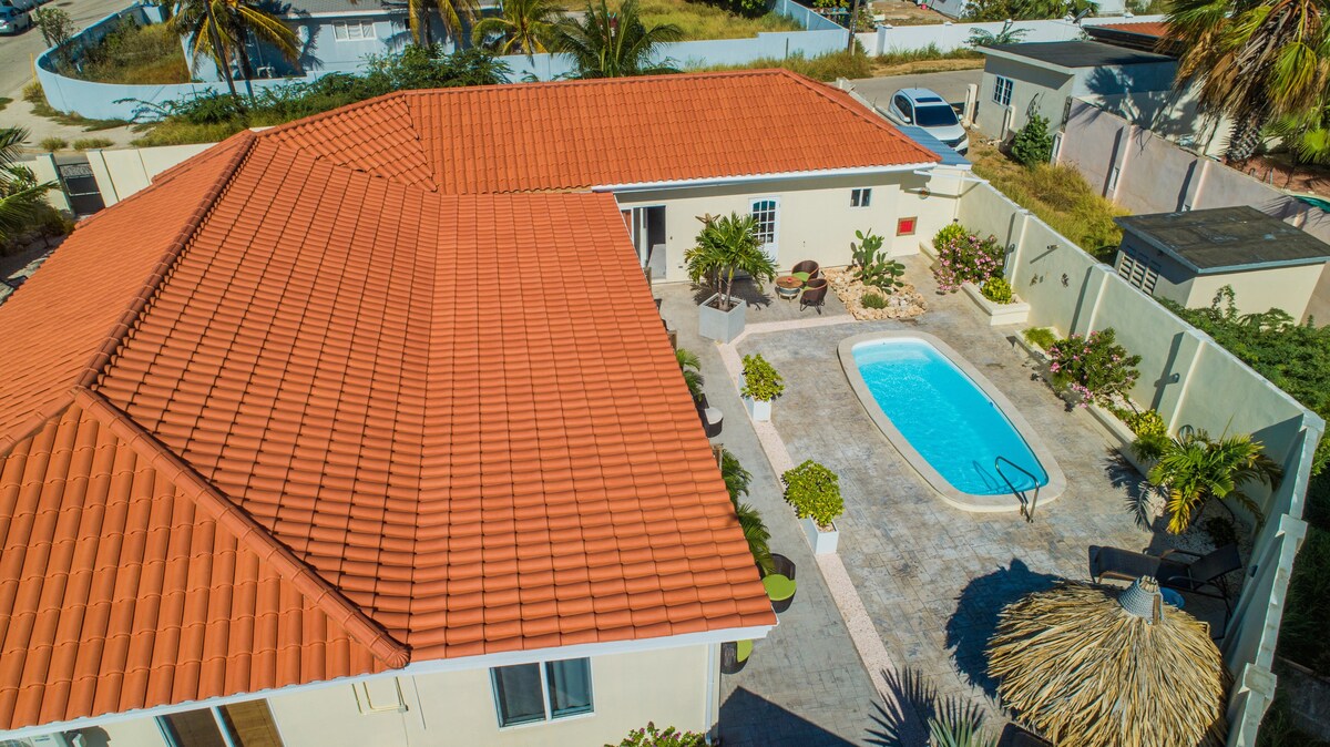 靠近棕榈海滩的泳池边单间公寓！