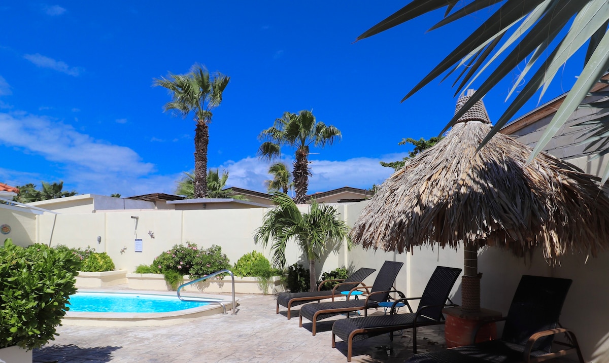 紧邻棕榈海滩的带泳池的私人单间公寓