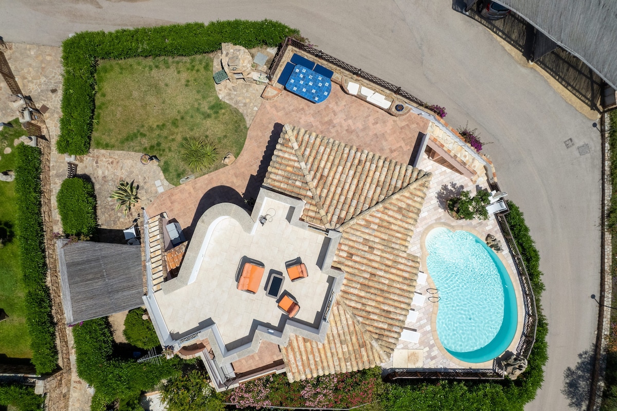 Majra别墅-俯瞰Tavolara的迷人泳池