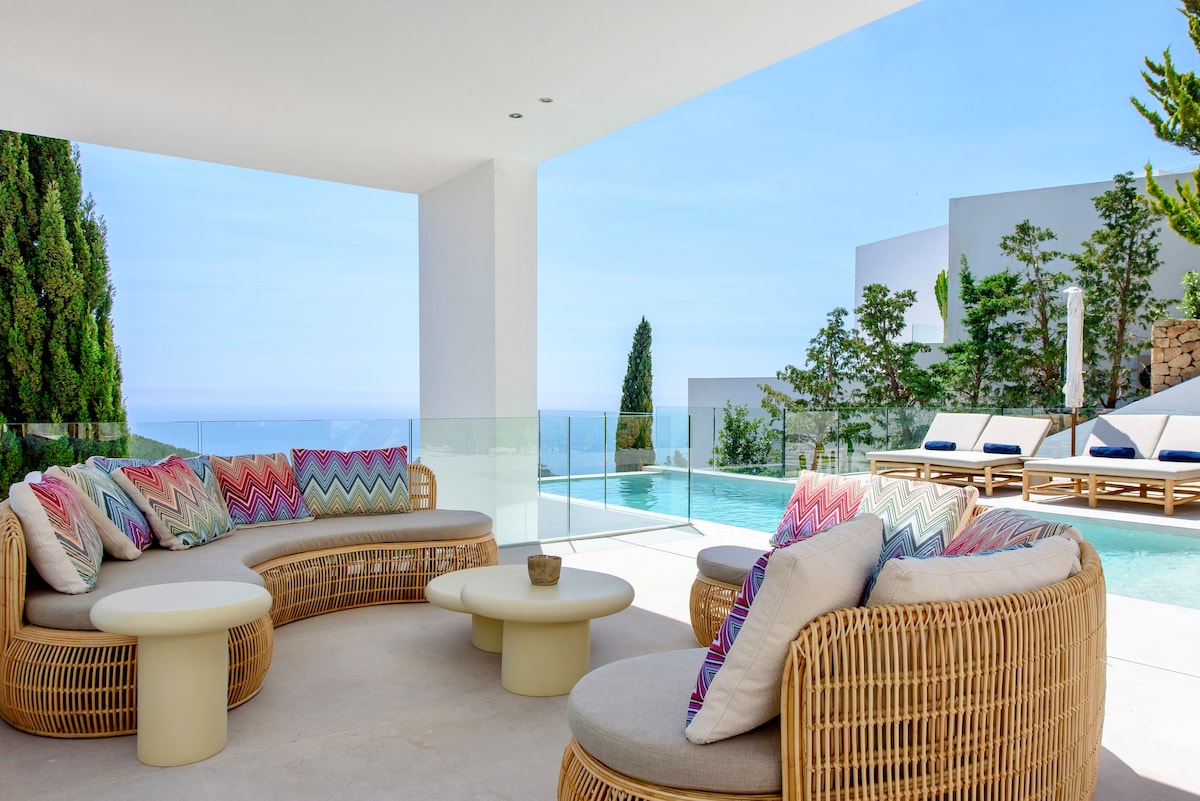 Luxury Modern Villa w/ Outstanding Sea Views - 5BR