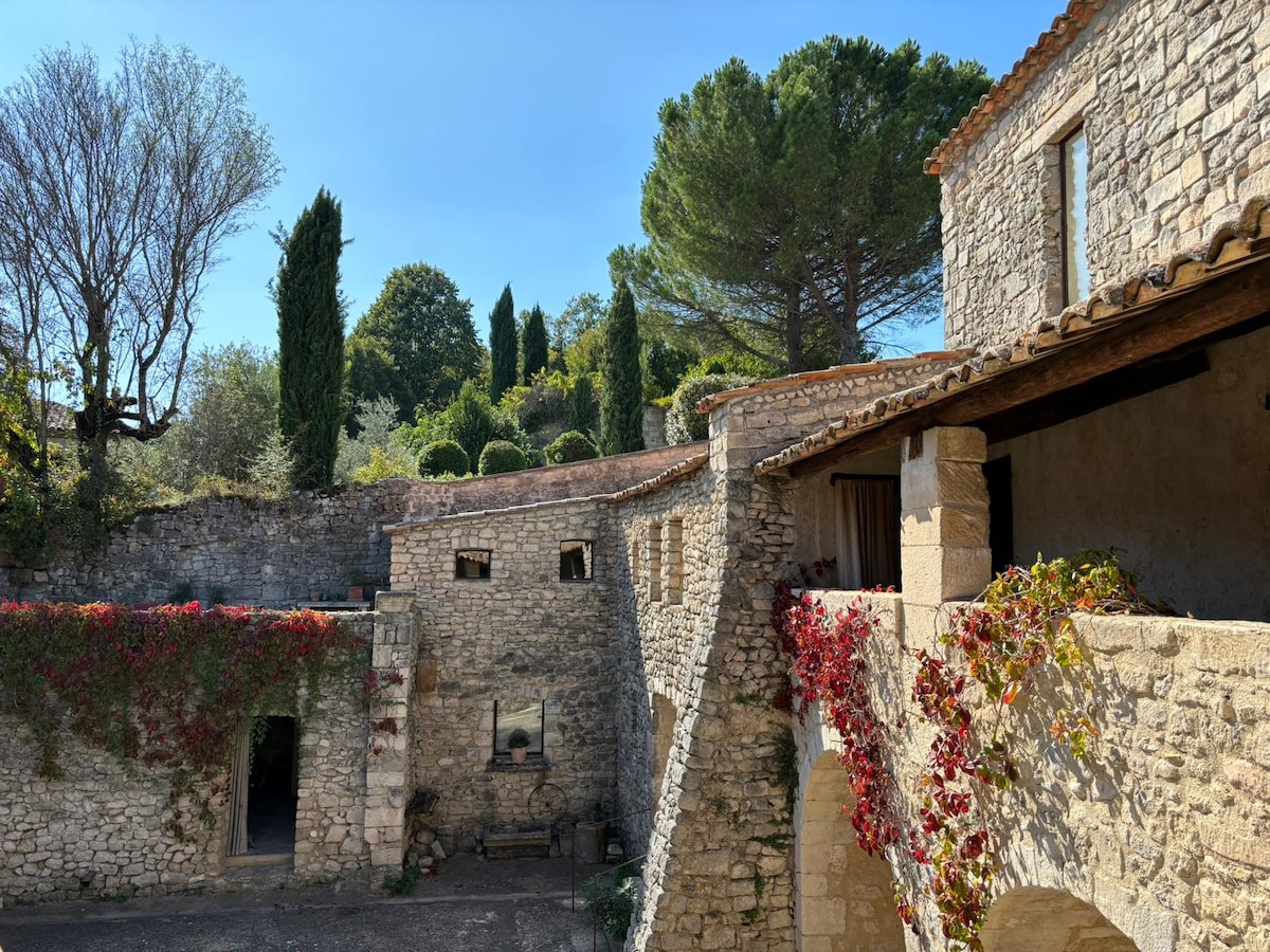 Château dans un écrin de verdure