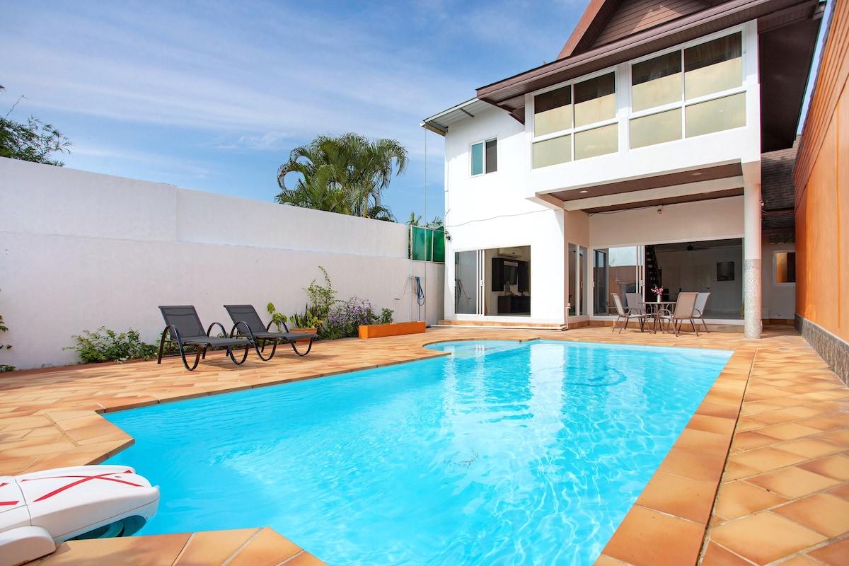 家庭度假屋，可容纳6人，私人游泳池，位于Naiharn。