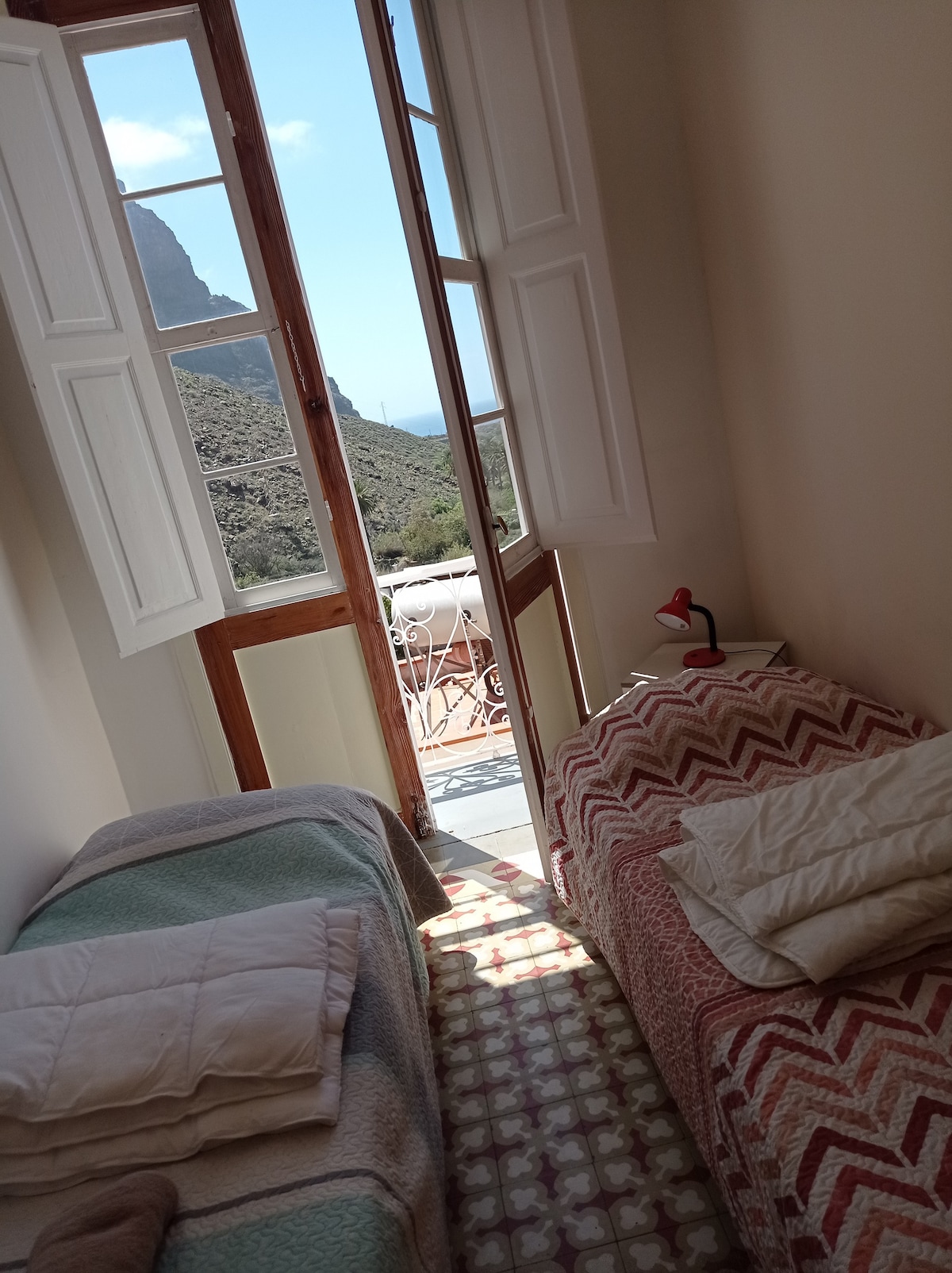 漂亮的房间，带阳台，可直接欣赏海景