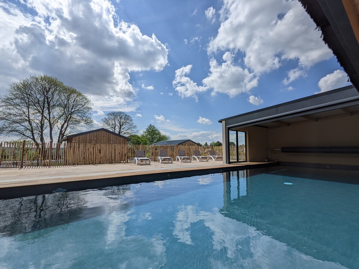 Lodge en bois pour 2 personnes, avec accès piscine