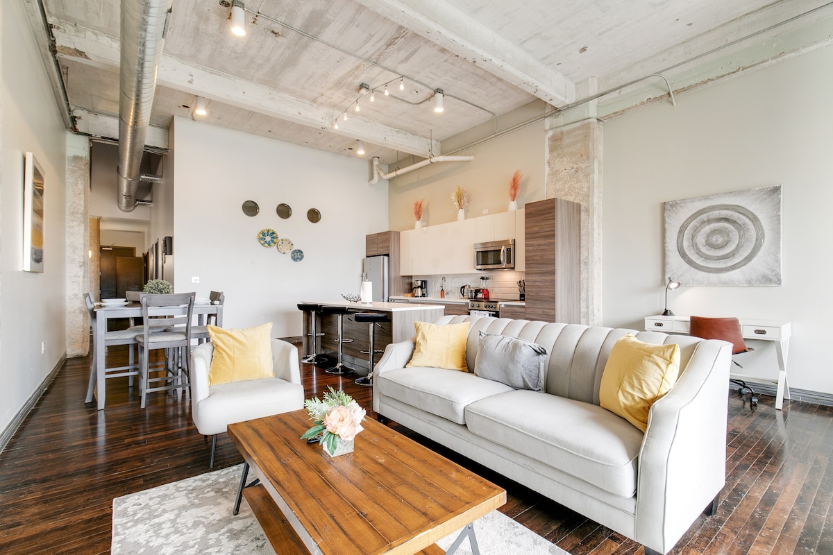 Amyfinehouse |Industrial-Chic 2BR Penthouse |Pool