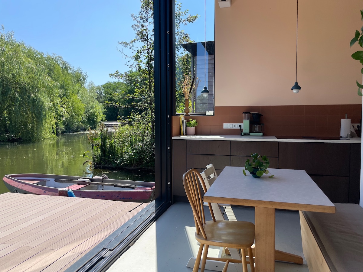 Spacious eco houseboat near city center