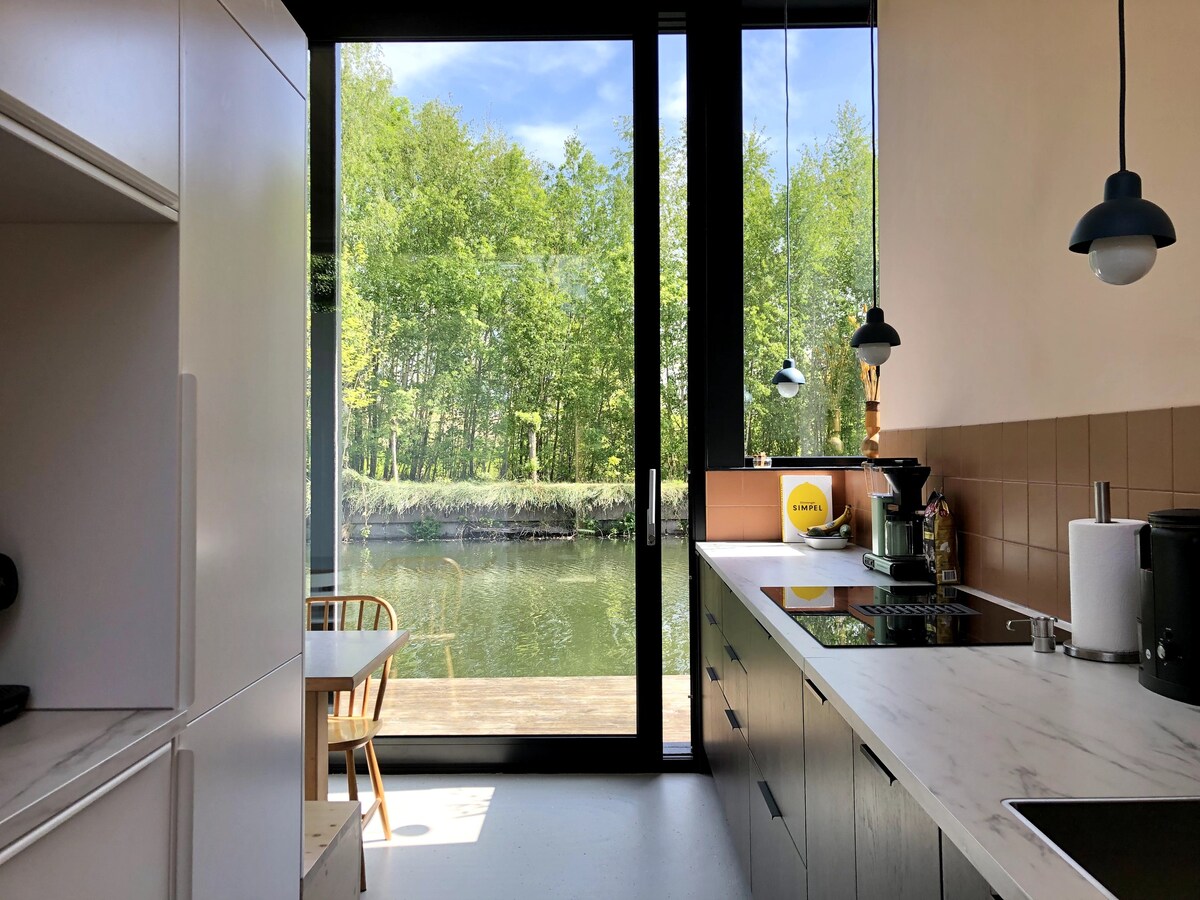 Spacious eco houseboat near city center