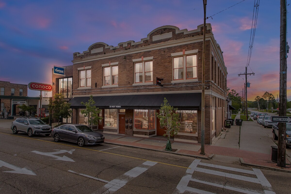 Entire Condo-Trendy Historic Downtown Hammond