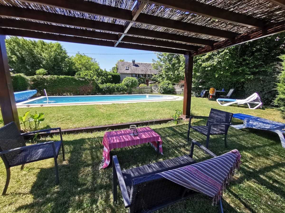 18c Farmhouse, Dordogne Valley, sleeps 8, pool