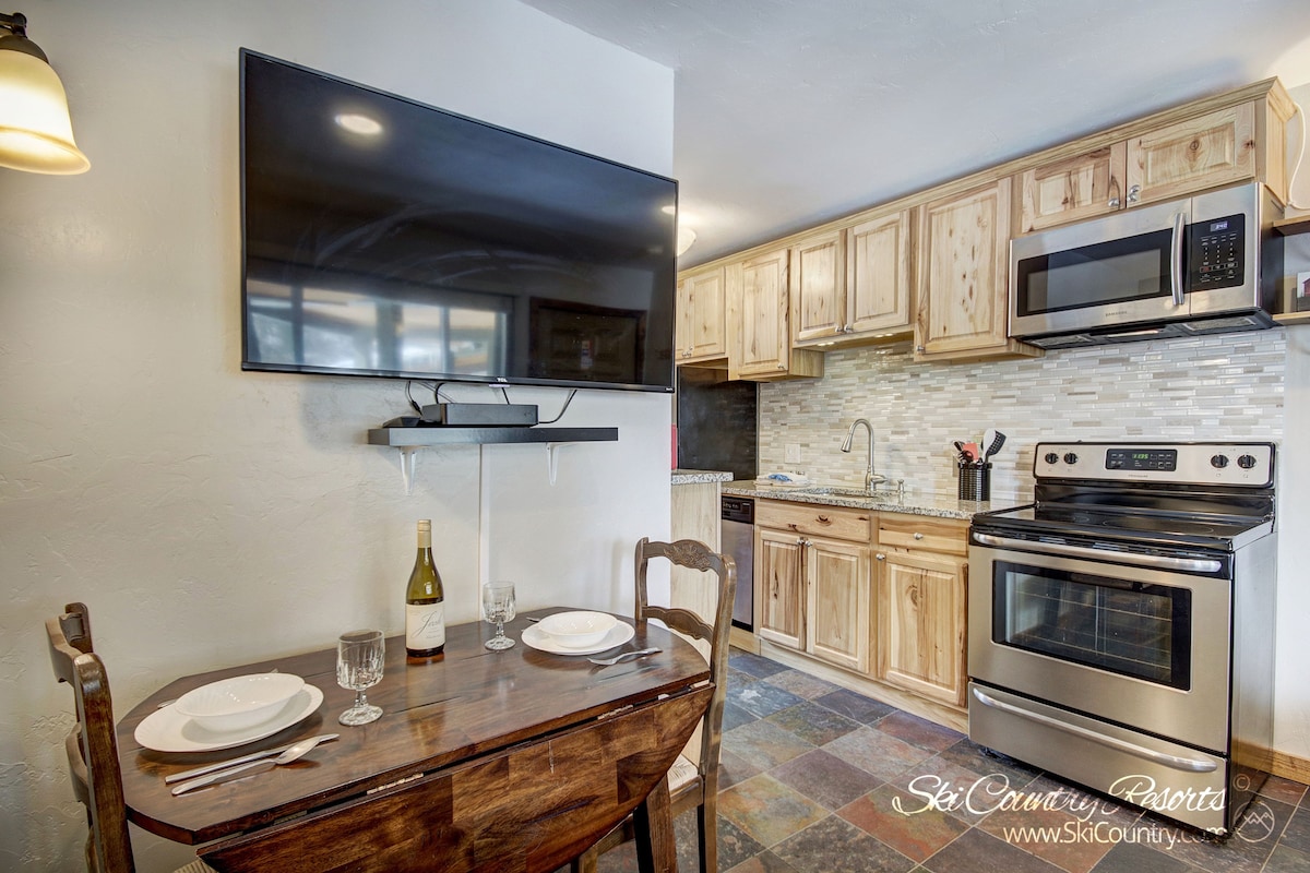 Top floor unit w stunning updates. clean, cozy, steps from main street | pm5d