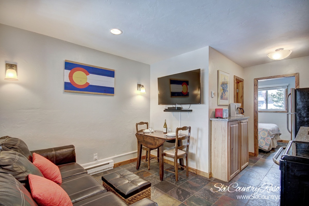 Top floor unit w stunning updates. clean, cozy, steps from main street | pm5d