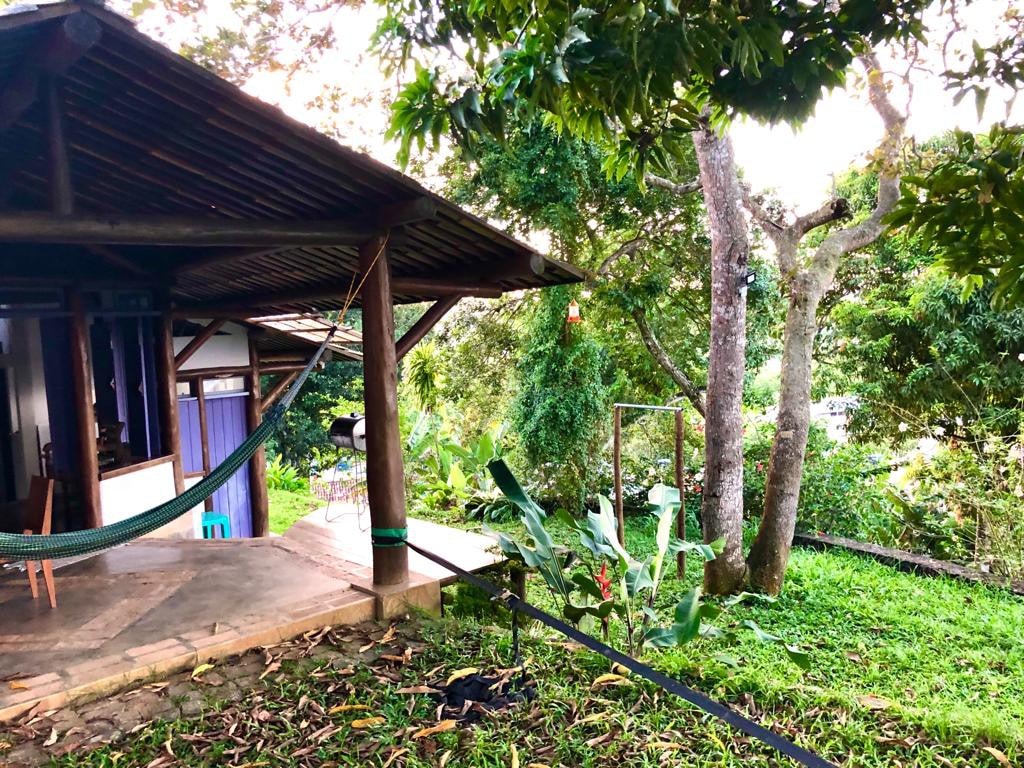 Casa cercada de natureza, no centro de Itacaré