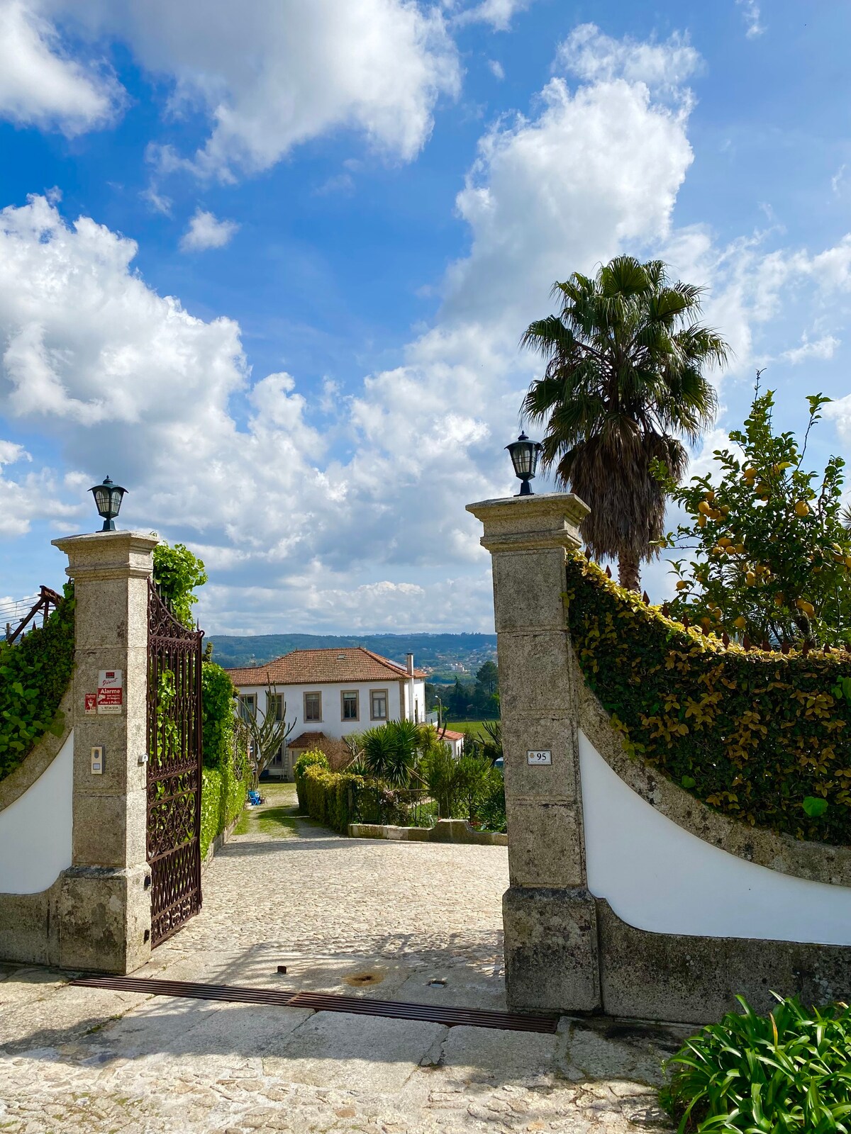 LA VILLA .16 pers.Piscine privée 20mn de PORTO