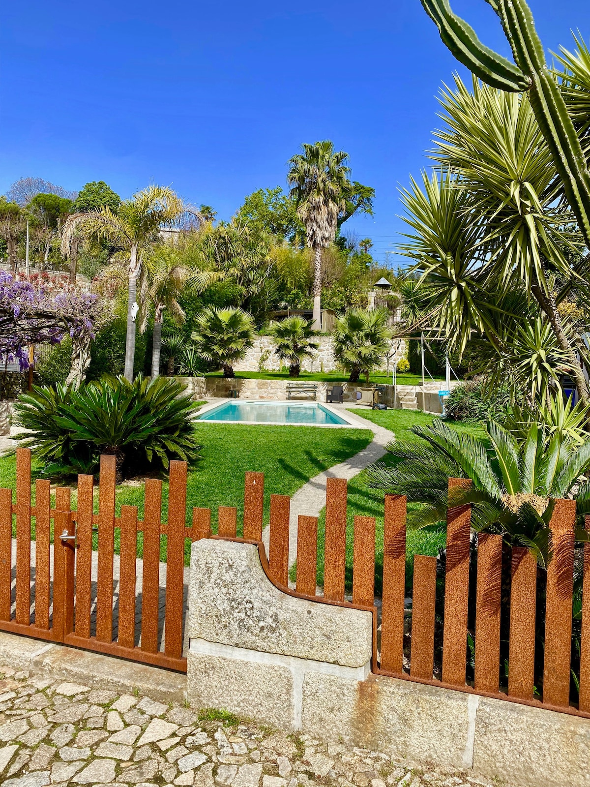 LA VILLA .16 pers.Piscine privée 20mn de PORTO