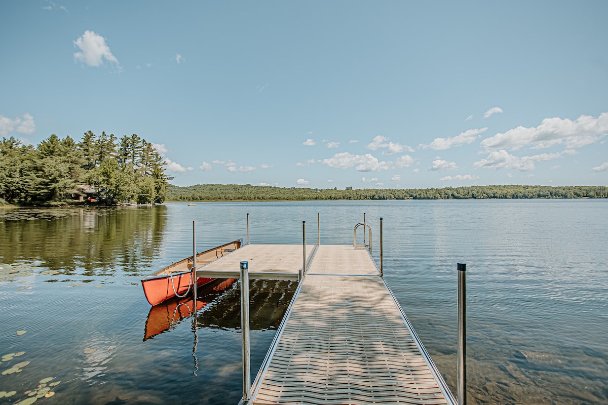 Private, Modern 4 Bedroom Lakefront Escape