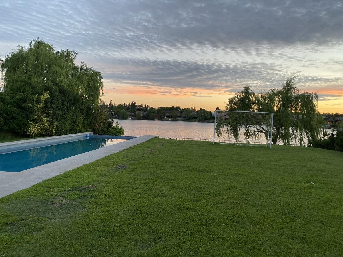 Casa en barrio cerrado con vista al lago!