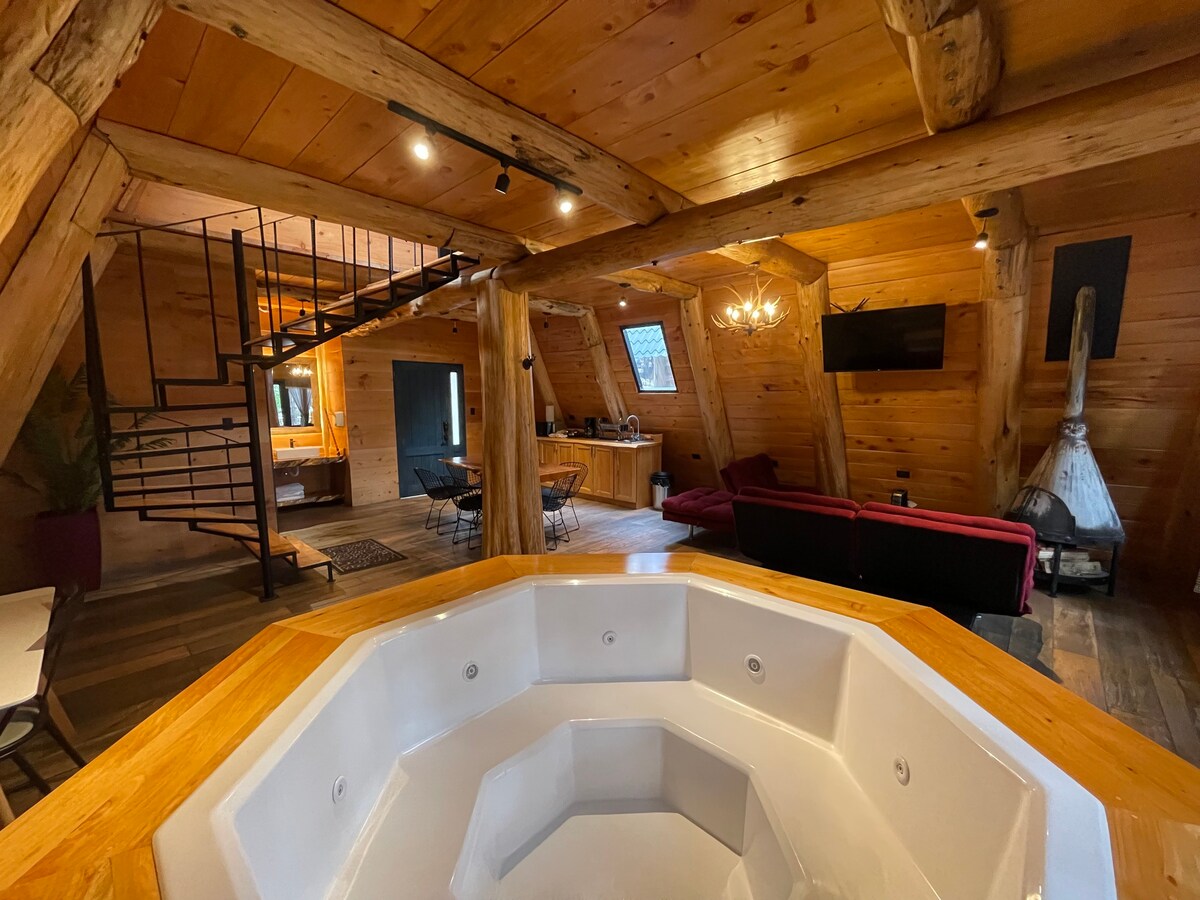 带按摩浴缸的家庭小木屋，四周环绕着大自然！