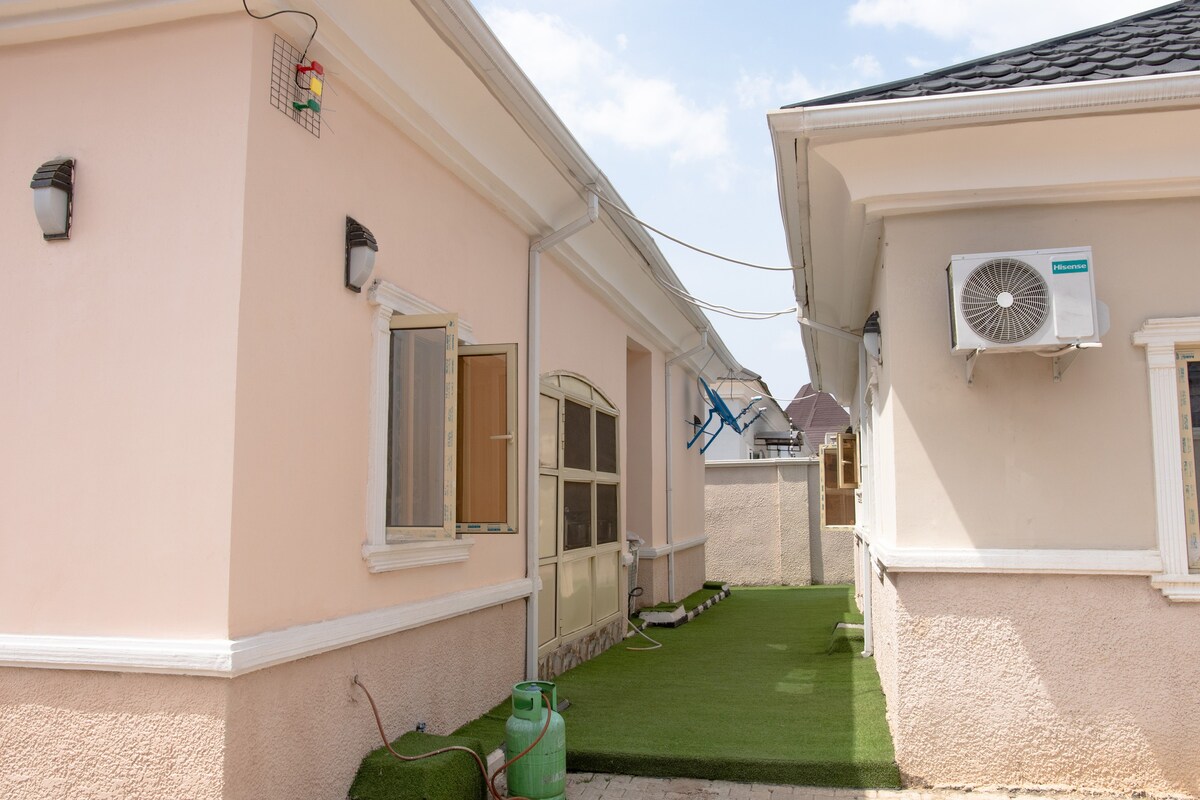 Cheerful 3-bedroom Home with Tub