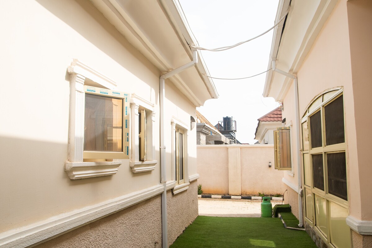 Cheerful 3-bedroom Home with Tub