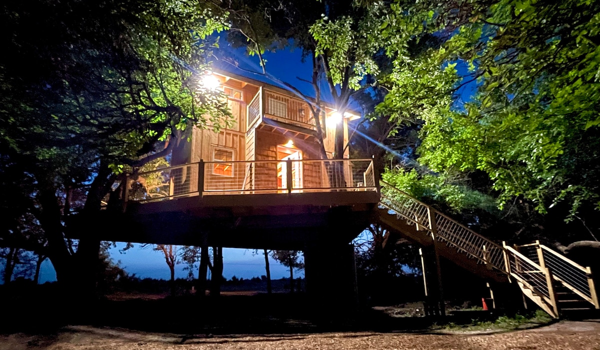 Luxury 1BR Treehouse Designed by Treehouse Masters