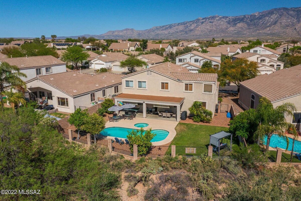 Desert Oasis Large home pool and spa!