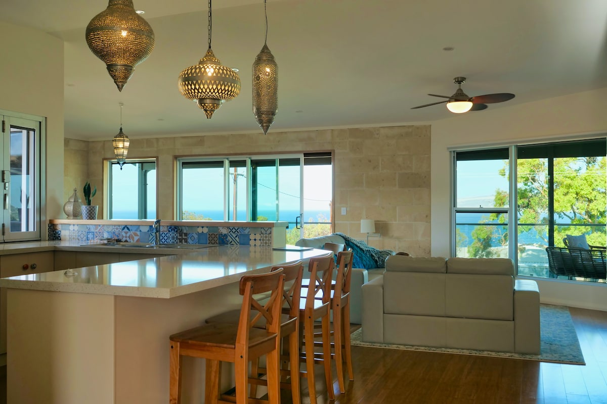 Emu Bay Bliss: Ocean-view 5 bedroom holiday home