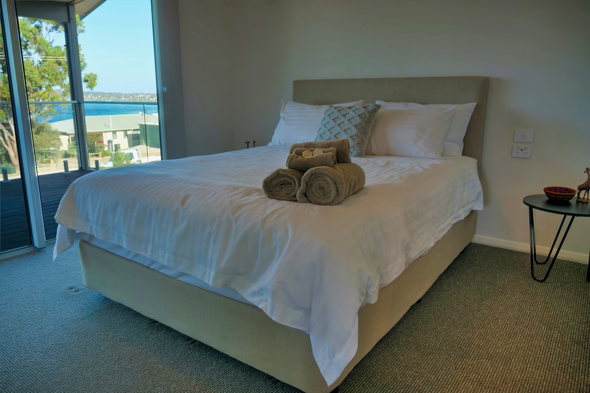 Emu Bay Bliss: Ocean-view 5 bedroom holiday home