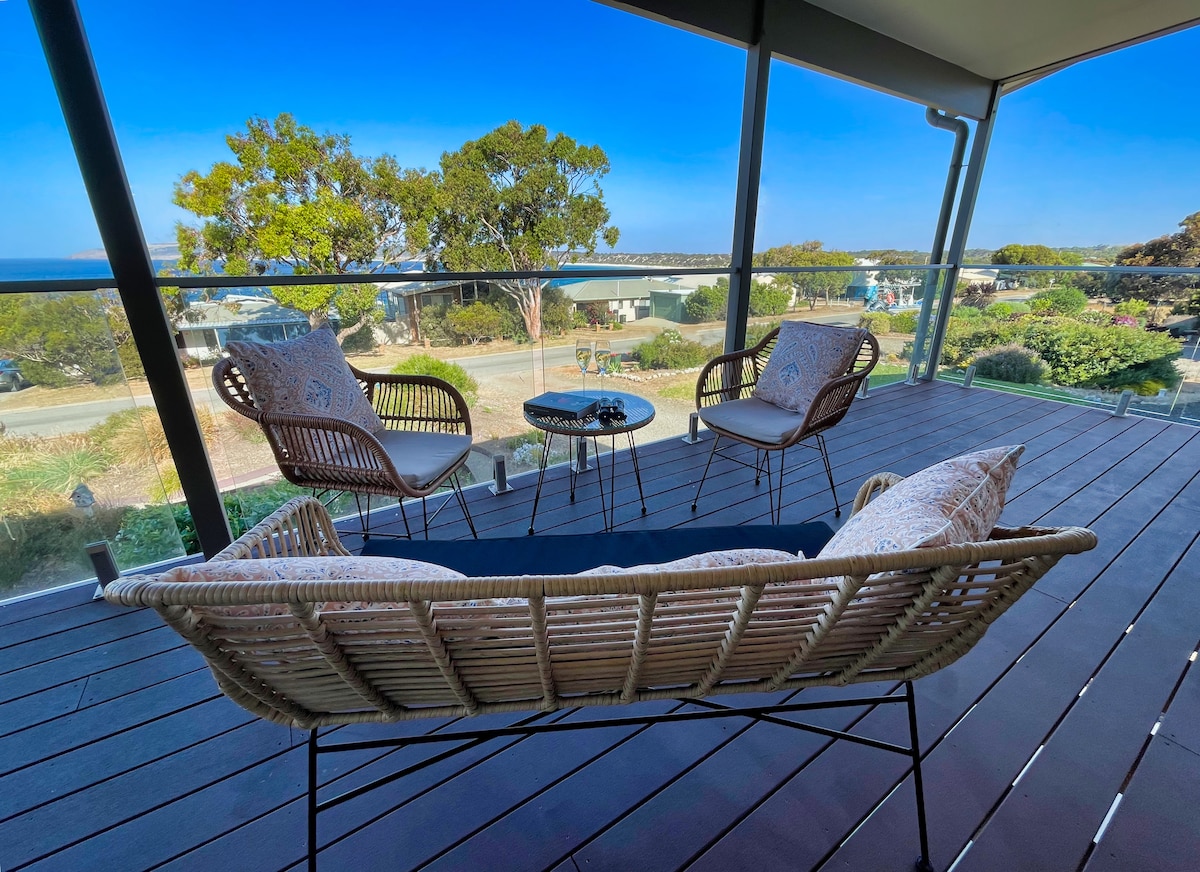 Emu Bay Bliss: Ocean-view 5 bedroom holiday home