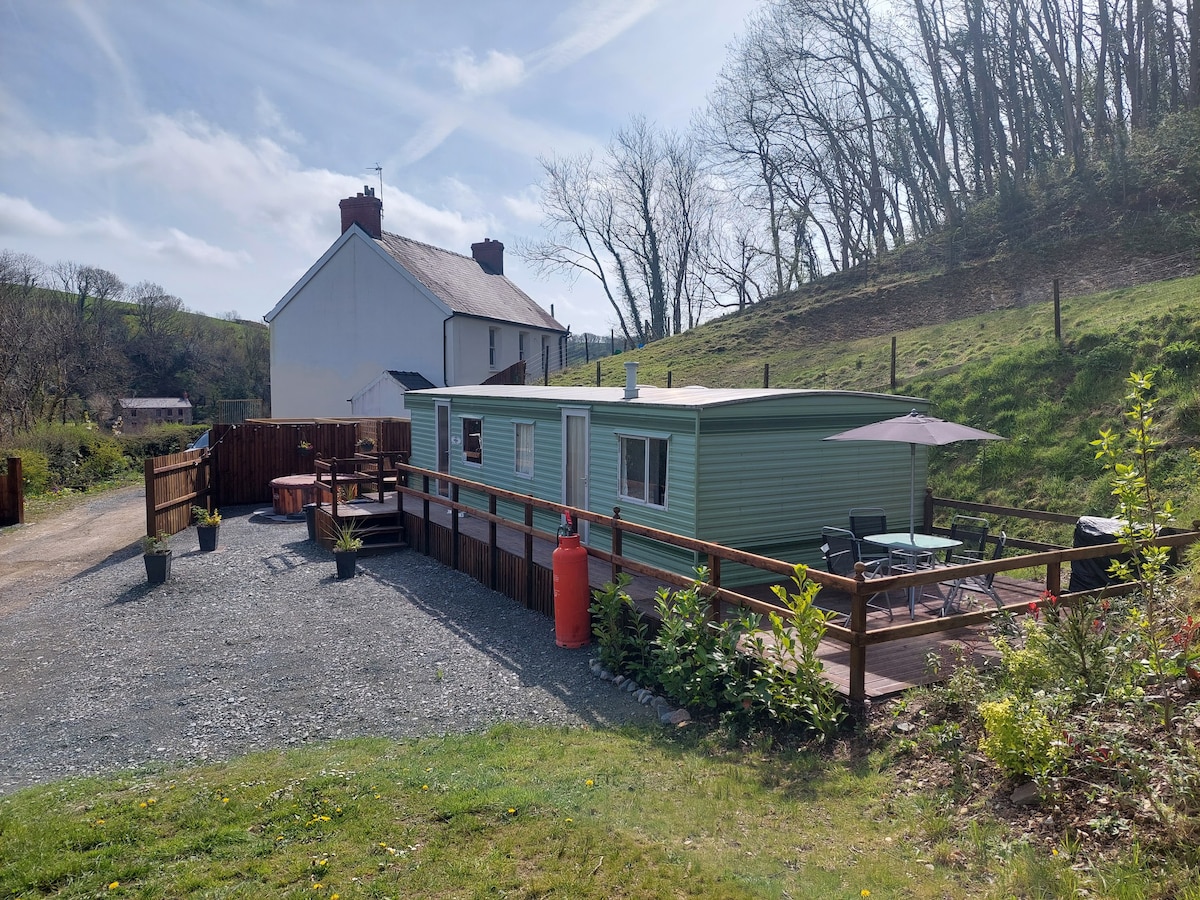 Alpaca retreat with hot tub and great views