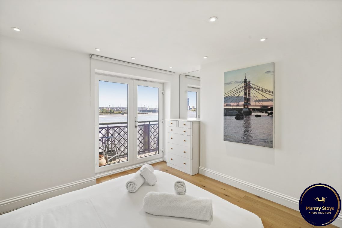 Luxury 2bed/2bath flat with views across River!