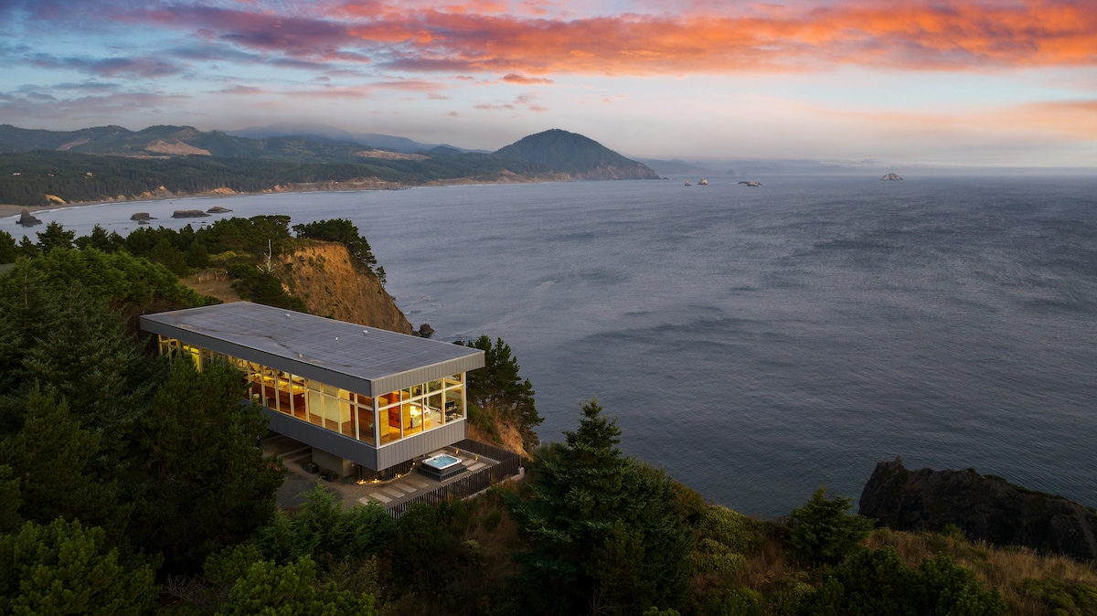 现代玻璃屋，带不真实的海景，热水浴缸