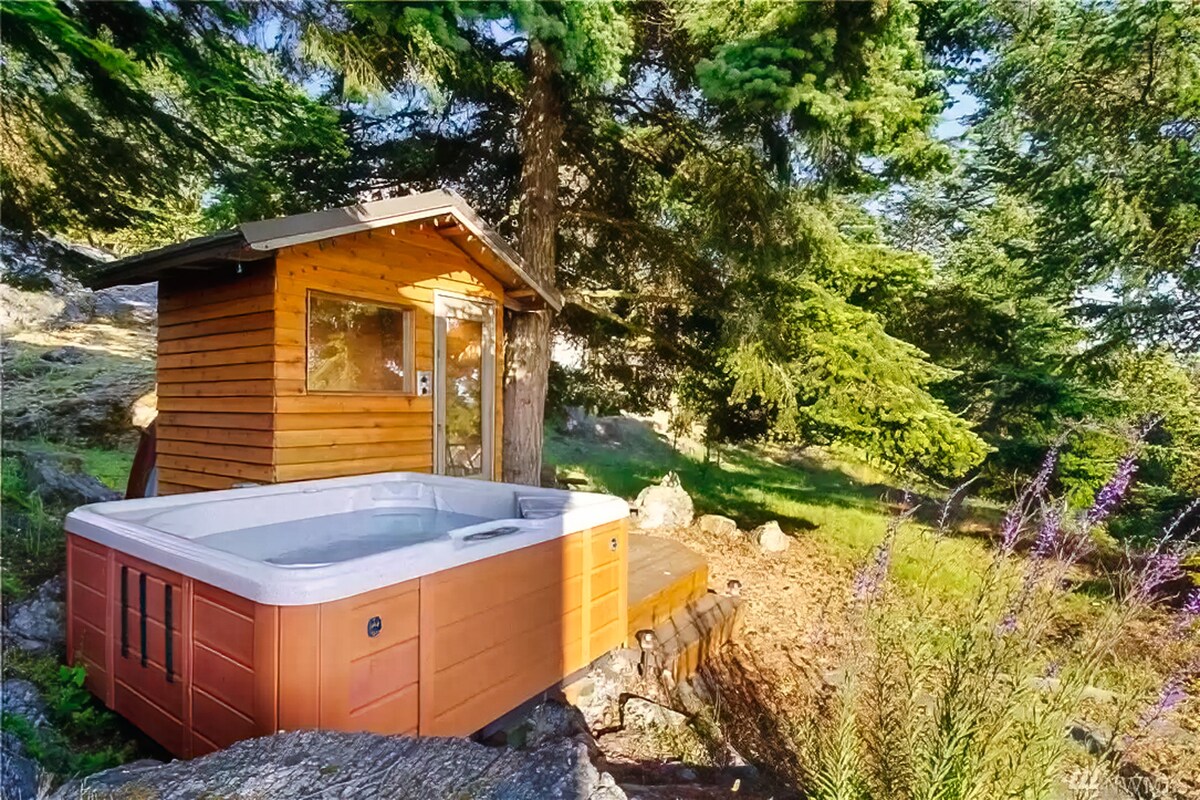 Private hot tub, sauna + views near whale watching