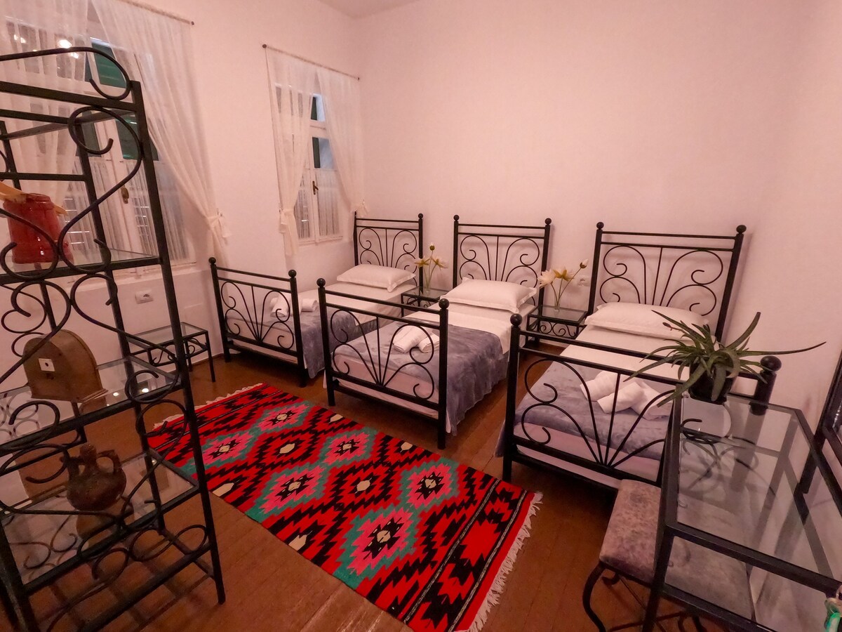 Triple Room in InTown Guesthouse Shkoder 4